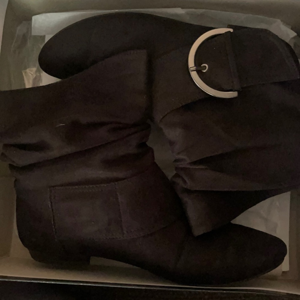 Ankle boots with buckle